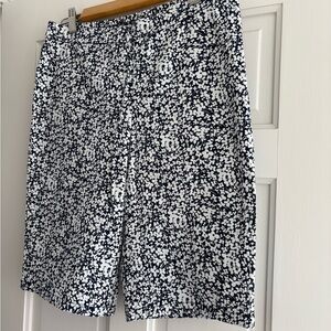 Isaac Mizrahi Navy and White Floral Bermuda length shorts size 8